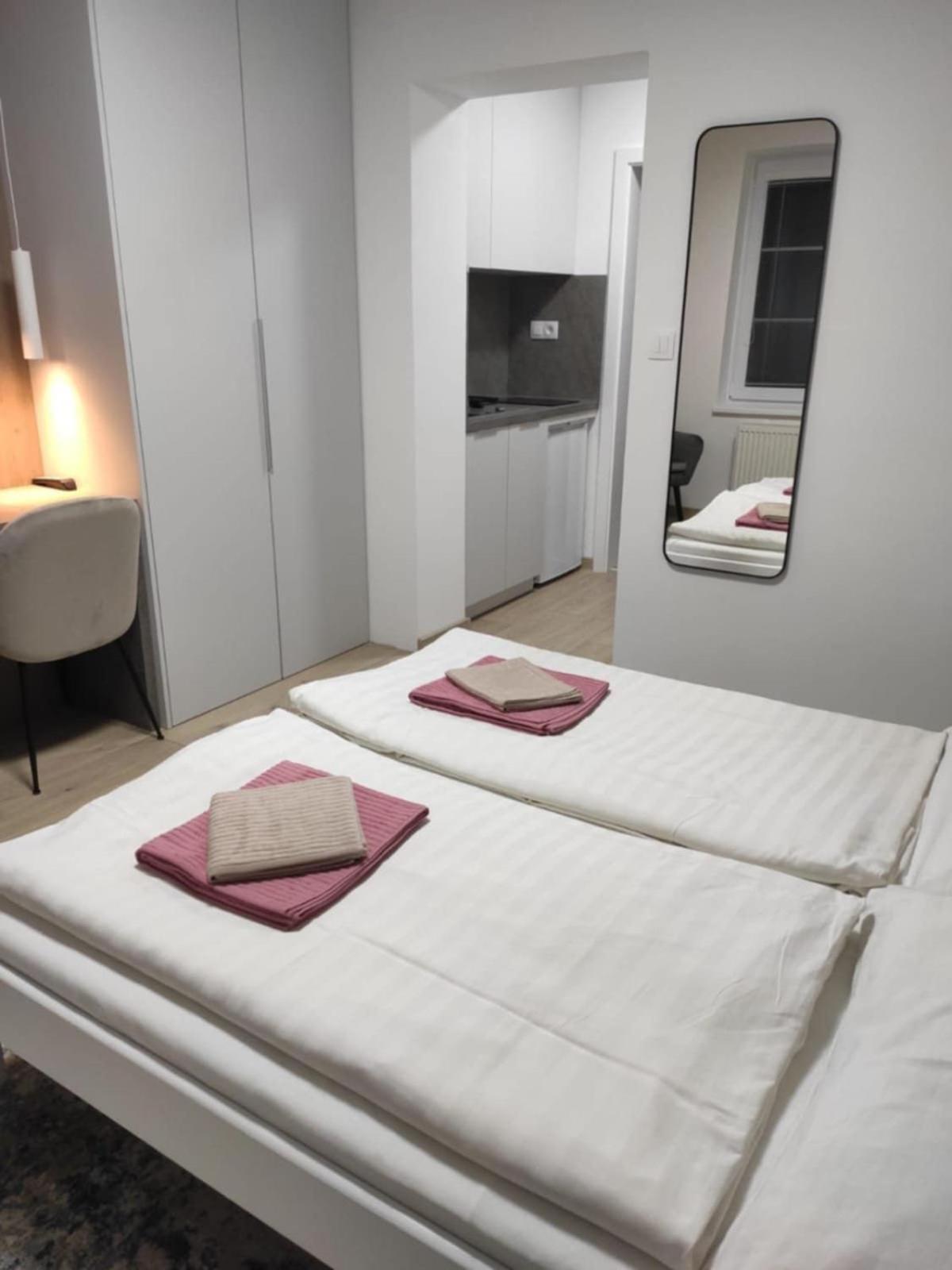 Privat Julia Hotel Vrbov Eksteriør billede