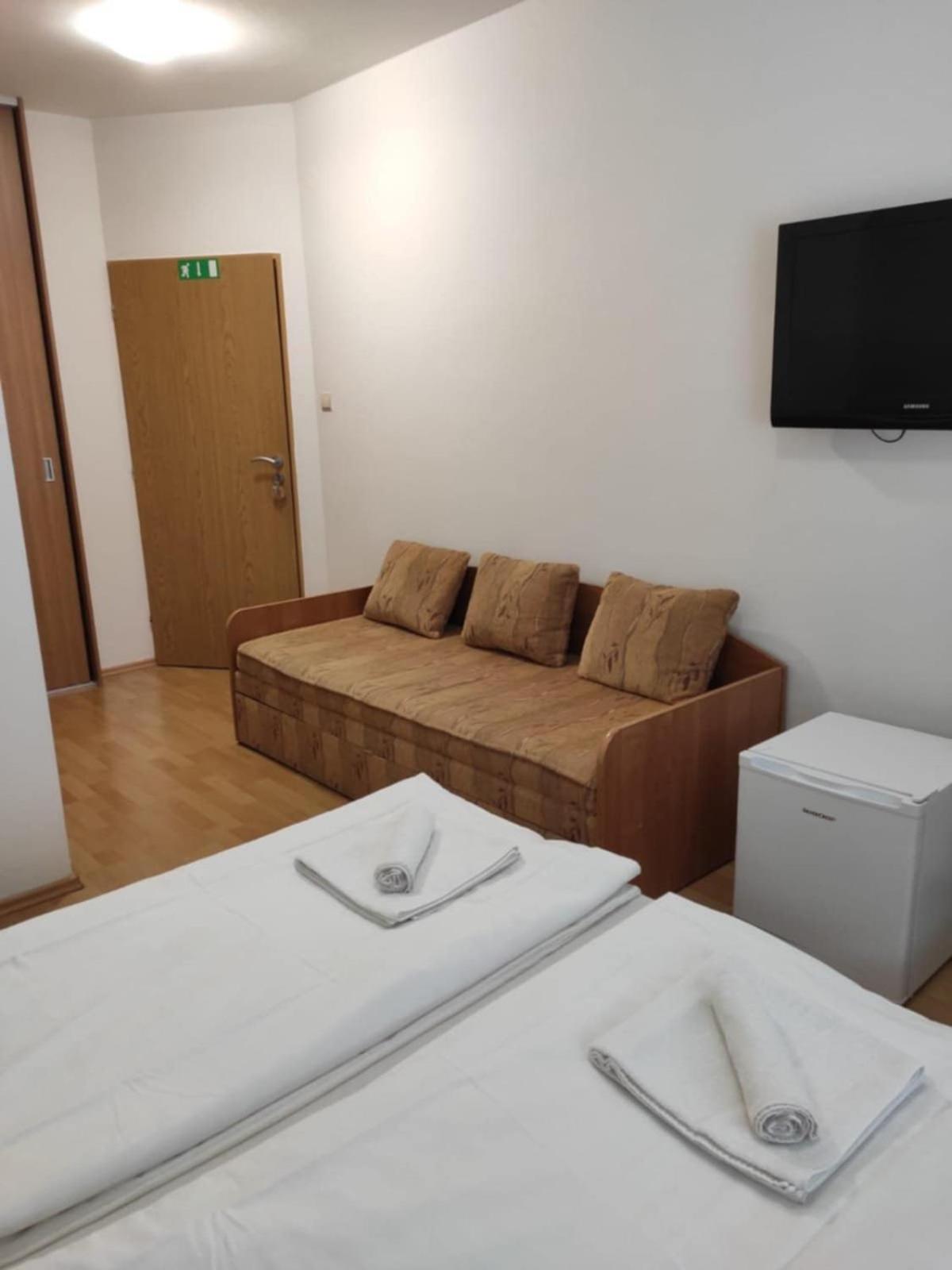 Privat Julia Hotel Vrbov Eksteriør billede