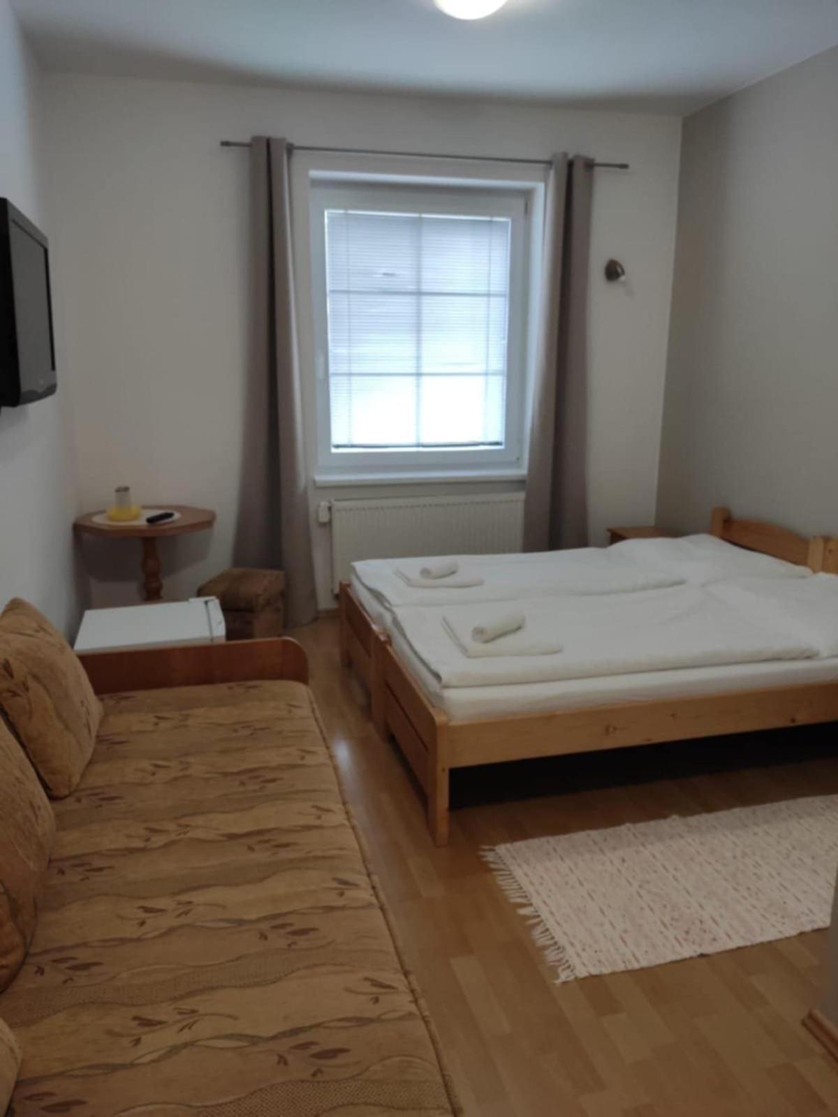 Privat Julia Hotel Vrbov Eksteriør billede