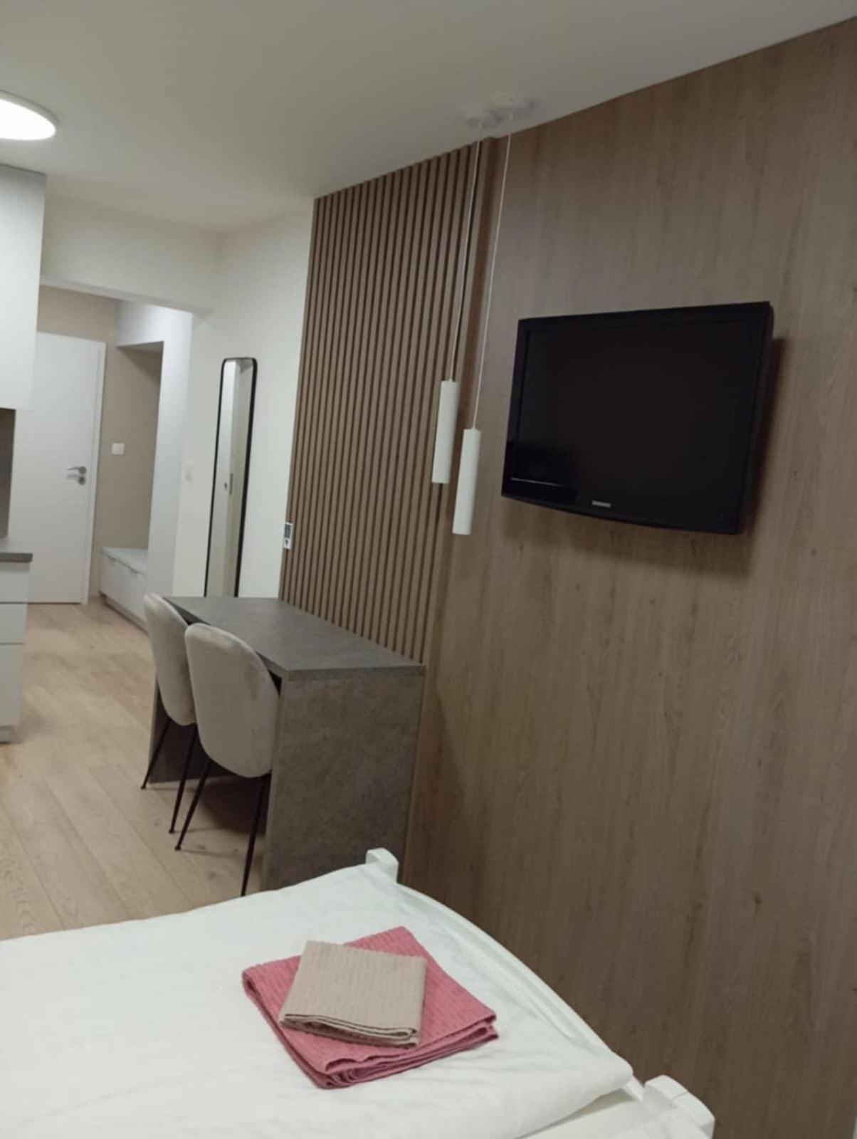 Privat Julia Hotel Vrbov Eksteriør billede