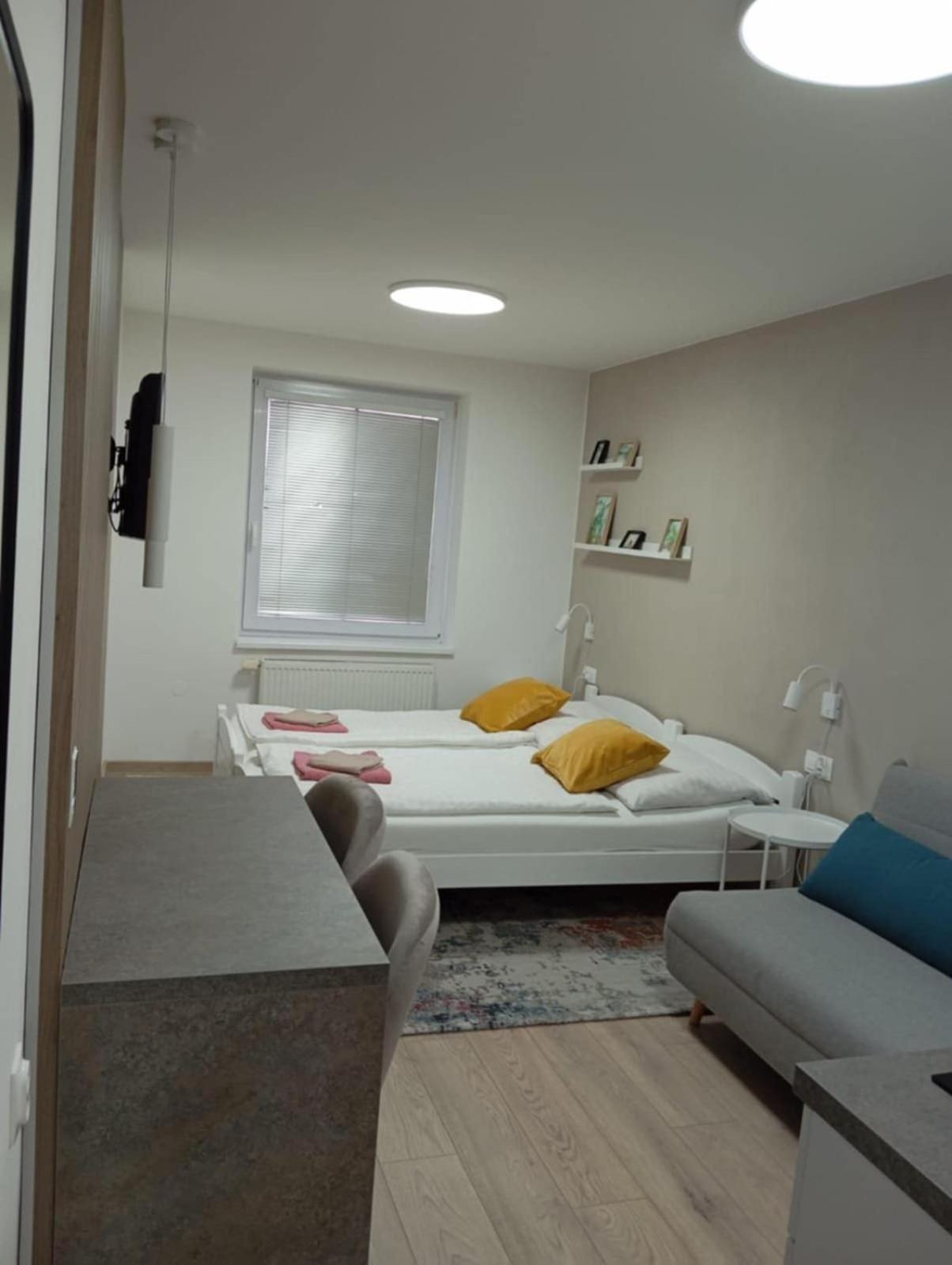 Privat Julia Hotel Vrbov Eksteriør billede