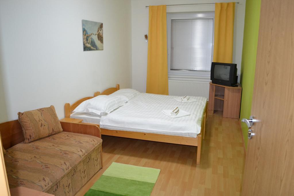 Privat Julia Hotel Vrbov Eksteriør billede