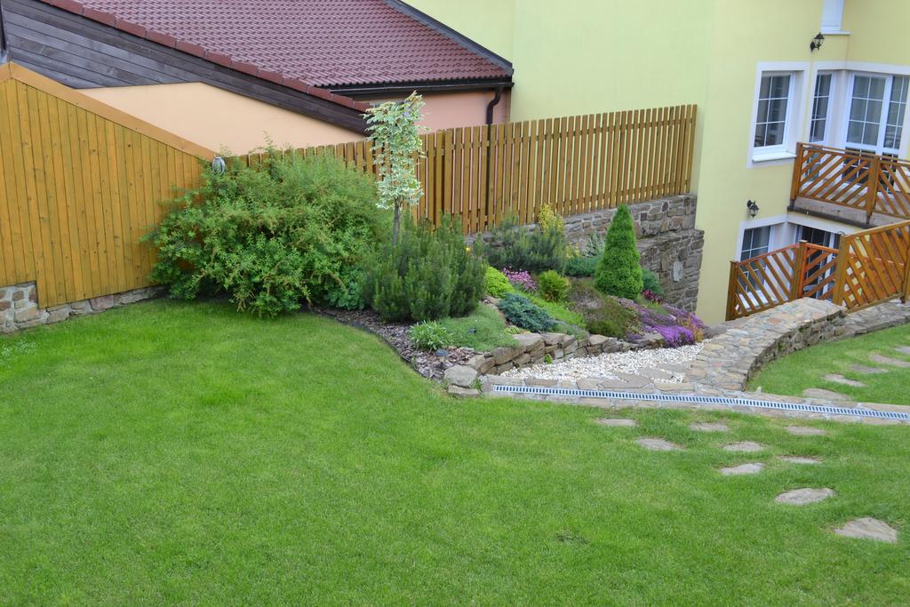 Privat Julia Hotel Vrbov Eksteriør billede
